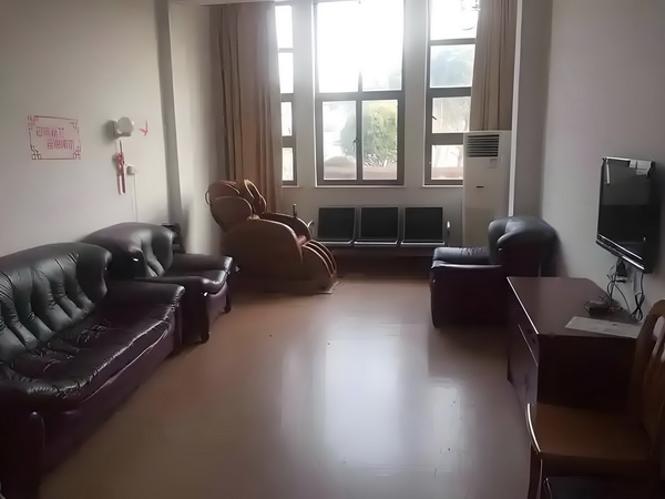 现在外地能迁深圳户口吗_变态男躲女神床下，尺度生猛的日本电影！ 这种站主题网站出网很容易突